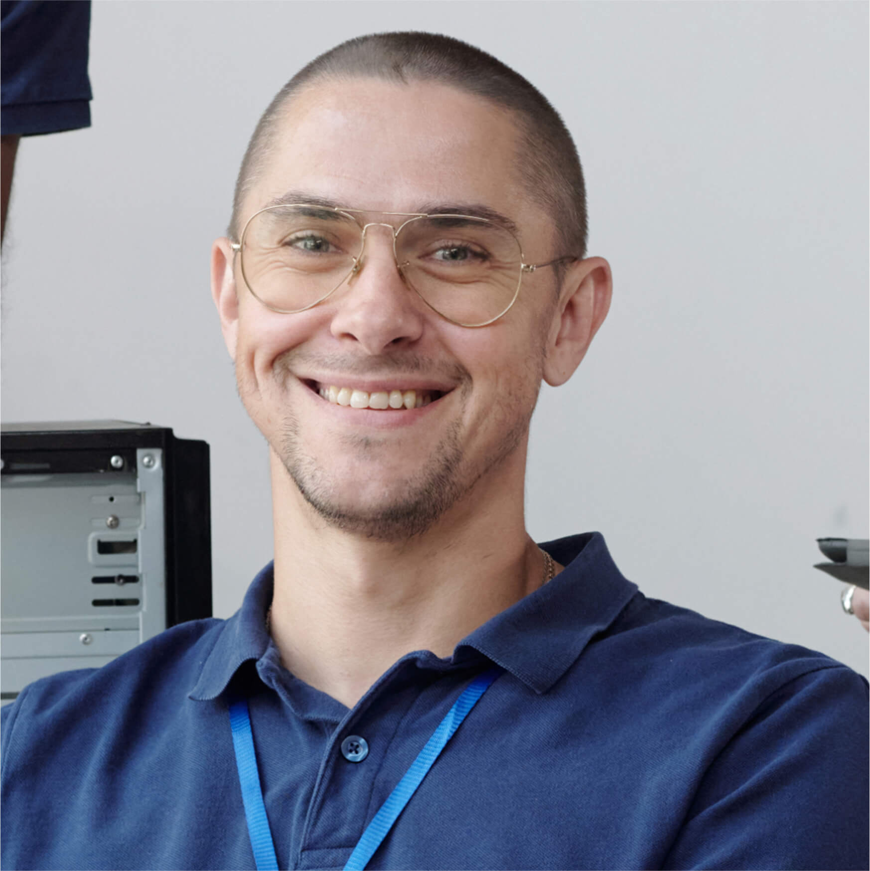 worker in office PD2C8ND